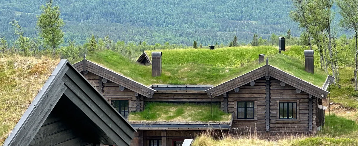 Tre små brune hytter