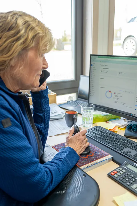 To kvinner med arbeidsklær